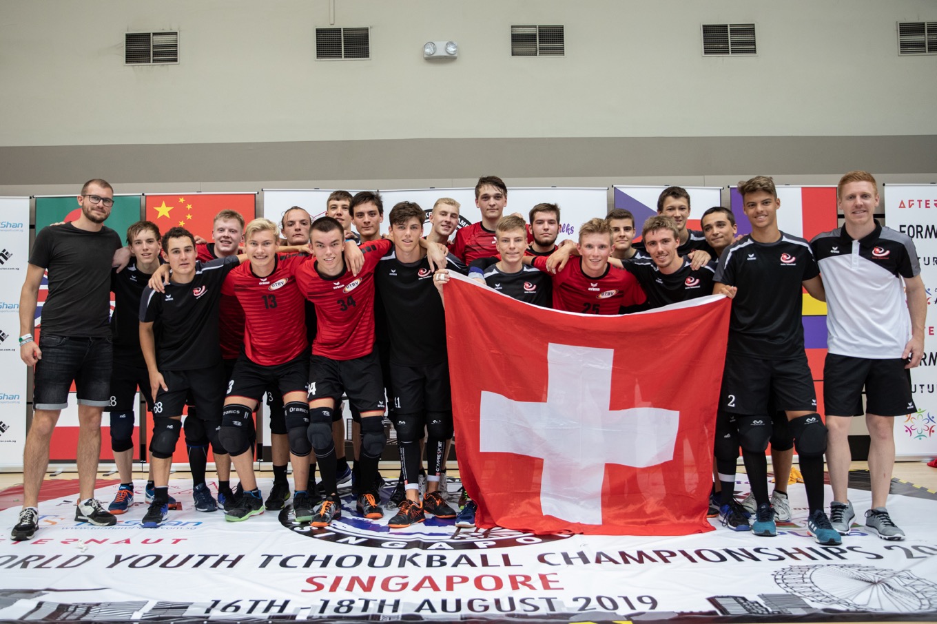 Les équipes masculine M18 de Suisse et d'Allemagne après la petite finale