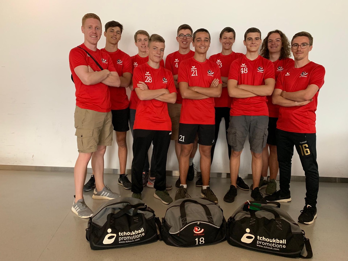 L'équipe suisse masculine M18 juste avant le départ à l'aéroport de Genève